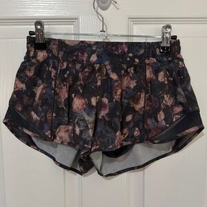 Lululemon Hotty Hot Floral Patterned Shorts Size 6 2.5”
